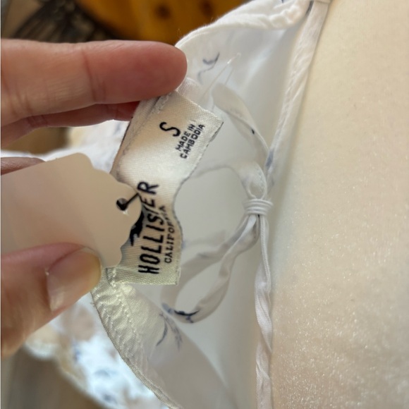 Hollister White Camisole with Blue Floral Print - Picture 4 of 4